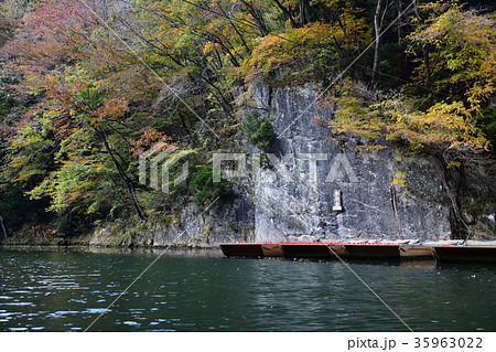 猊鼻渓の紅葉 鏡明岩 岩手県 の写真素材