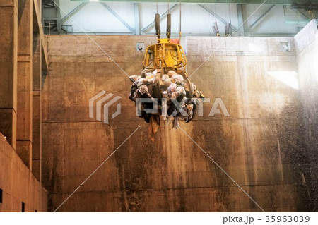 焼却施設のクレーン（エコ・クリーンセンター） 35963039