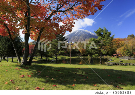 ふきだし公園の紅葉と羊蹄山の写真素材