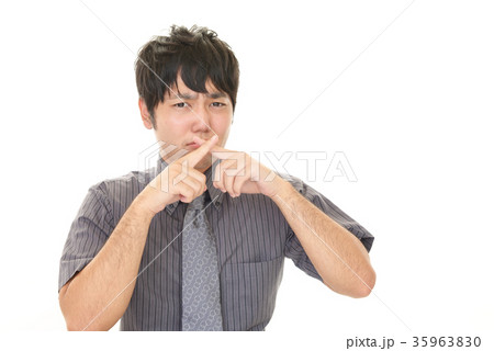 口を塞ぐ男性 口を塞ぐ男性 35963830
