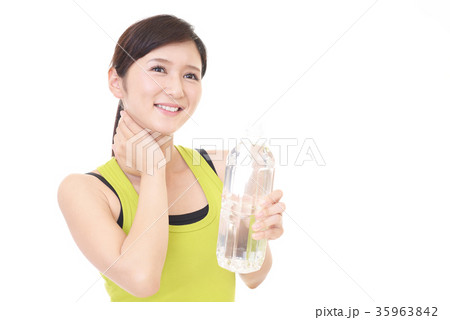 水分補給をする女性 35963842