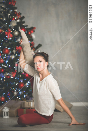 Beautiful flexible young woman is doing sports 35964533