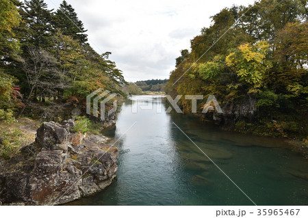 厳美渓の紅葉・御覧場橋(吊り橋)から淵(岩手県) 厳美渓の紅葉・御覧場橋(吊り橋)から淵(岩手県) 35965467