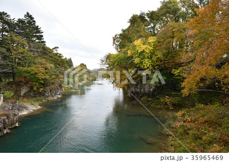 厳美渓の紅葉・御覧場橋（吊り橋）から淵（岩手県） 35965469