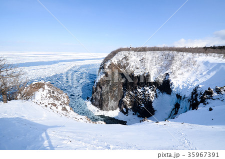 冬の知床 凍ったフレペの滝、ウトロ崎灯台と流氷のオホーツク海 ウトロ・北海道 冬の知床 凍ったフレペの滝、ウトロ崎灯台と流氷のオホーツク海 ウトロ・北海道 35967391