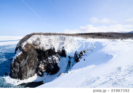 冬の知床　凍ったフレペの滝、ウトロ崎灯台と流氷のオホーツク海　ウトロ・北海道 35967392