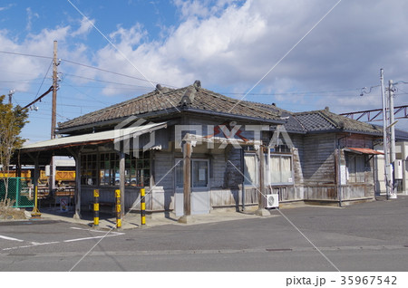 信州 松本の鉄道 上高地線新村駅 旧駅舎 上高地観光のローカル路線の古い駅舎の写真素材