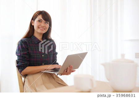 パソコン 女性 35968631