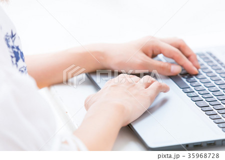 パソコンを使う女性の手元 PCと手元 笑顔 白い家 おしゃれな家 白い背景と女性 パソコンを使う女性の手元 PCと手元 笑顔 白い家 おしゃれな家 白い背景と女性 35968728