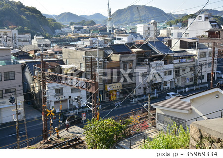 【広島県　尾道市】線路沿いの町並み 35969334