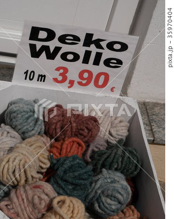 ドイツのバイエルン州のディンケルスビュールの手芸用ウールの毛糸 35970404