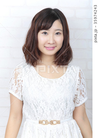 若い女性　ヘアスタイル 35974243