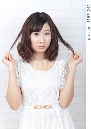 若い女性　ヘアスタイル 35974249