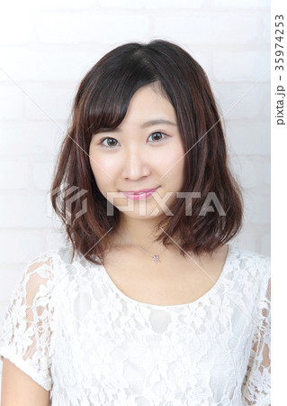 若い女性　ヘアスタイル 35974253