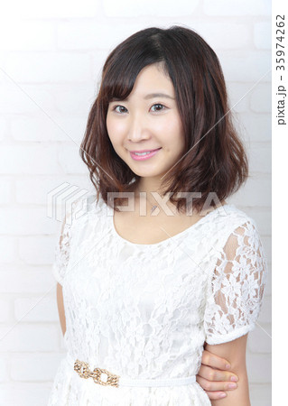 若い女性　ヘアスタイル 35974262