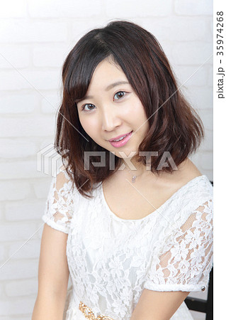 若い女性　ヘアスタイル 35974268