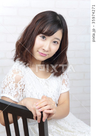 若い女性　ヘアスタイル 35974271