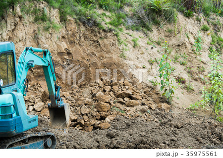 土木工事の現場で働くパワーショベル 土木工事の現場で働くパワーショベル 35975561