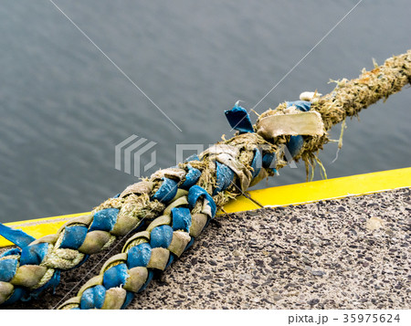 使い古した舫い綱 35975624