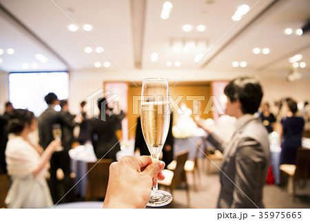 パーティで乾杯 35975665