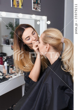 makeup artist doing eye make up 35979211