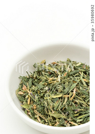 お茶用アルファルファ: Alfalfa leaves 35980692