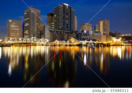 天王洲アイルの高層ビル群と夜景　ふれあい橋 35986311