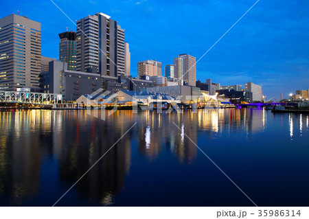 天王洲アイルの高層ビル群と夜景 第三水辺広場の写真素材