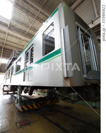 電車の整備工場 35986922
