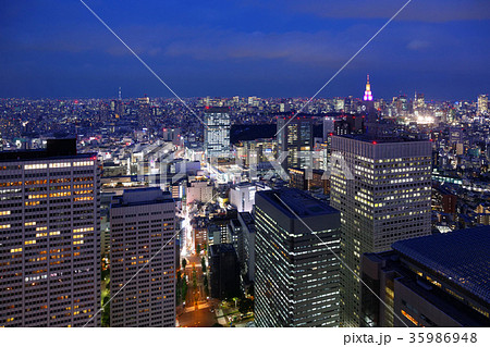 ドコモタワーのライトアップと都市風景 35986948