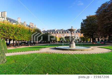 Place de Vosges, Paris 35987206