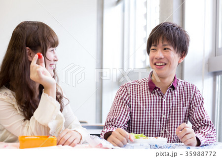 大学生　お弁当　食べる 35988772