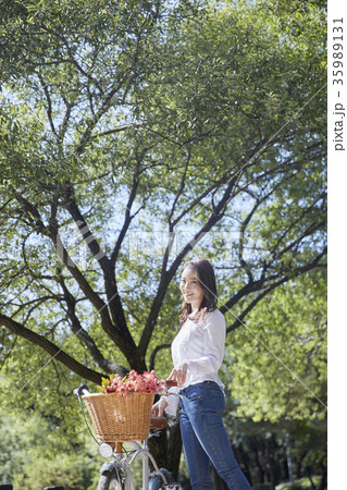 公園 自転車 若い女性 35989131