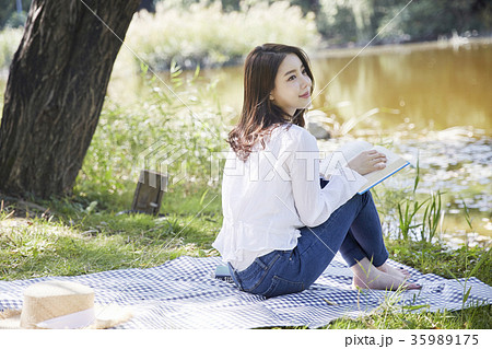 読書 女性 女 35989175