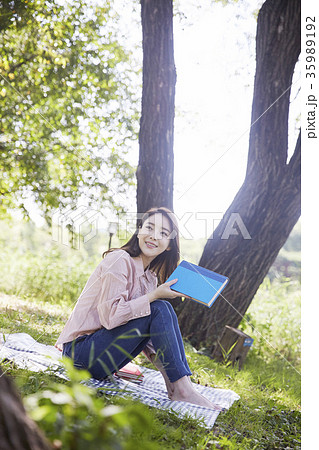 公園 読書 女性 35989192