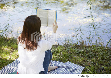 読書 女性 女 35989203