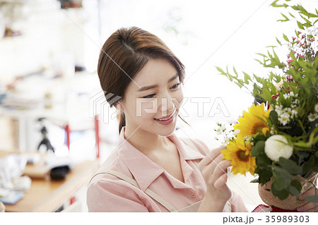 花束 花屋 笑顔 35989303