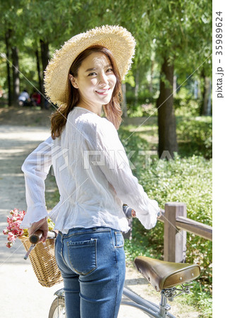 振り返っ表示 振り向く 女性 35989624