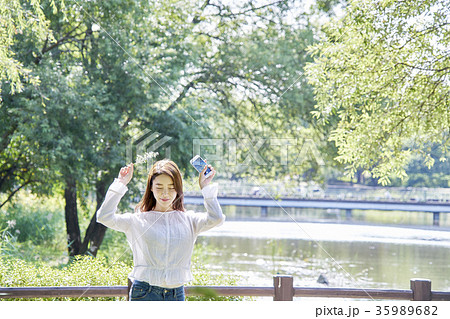 スマートフォン スマホ 女性 35989682