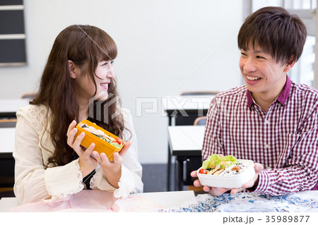 大学生　お弁当　食べる 35989877