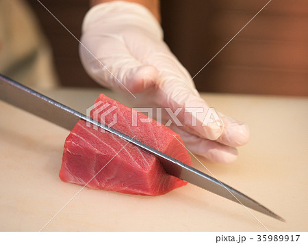 鮪を捌く 35989917