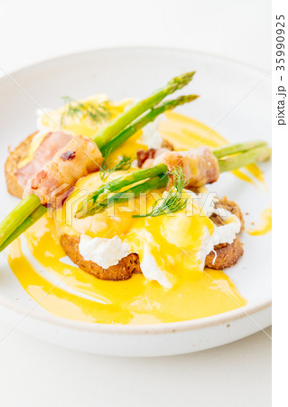 Eggs benedict with bacon twist asparagus 35990925