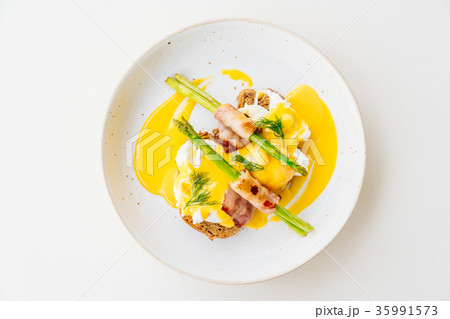 Eggs benedict with bacon twist asparagus 35991573