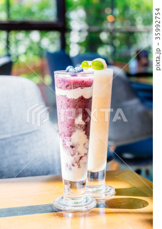 Blueberry smoothies with yogurt 35992754