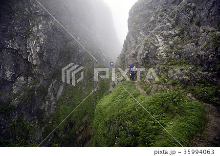 霧の北アルプス難路、八峰キレット核心部 霧の北アルプス難路、八峰キレット核心部 35994063