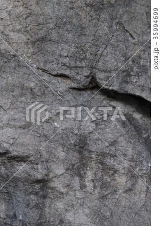 荒い岩肌  35994699