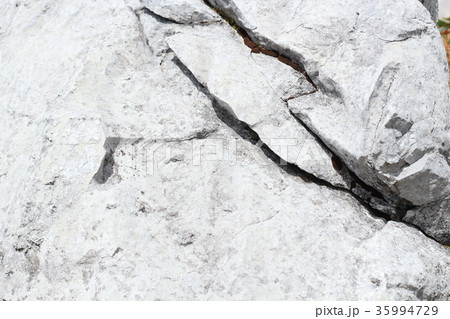 荒い岩肌 荒い岩肌 35994729
