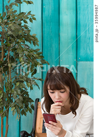 デート中にスマホを見る女性 デート中にスマホを見る女性 35994987