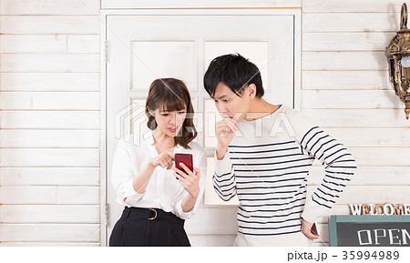 デート中にスマホを見る男女 35994989