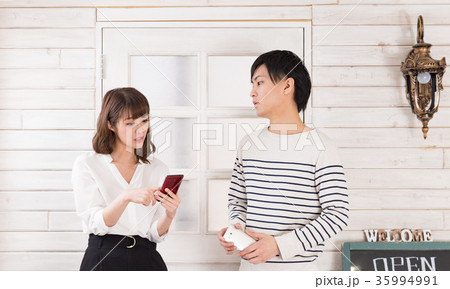 デート中にスマホを見る男女 35994991